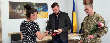 Вдові загиблого у боротьбі з окупантами Олександра Зєлькова передали посмертну нагороду  чоловіка